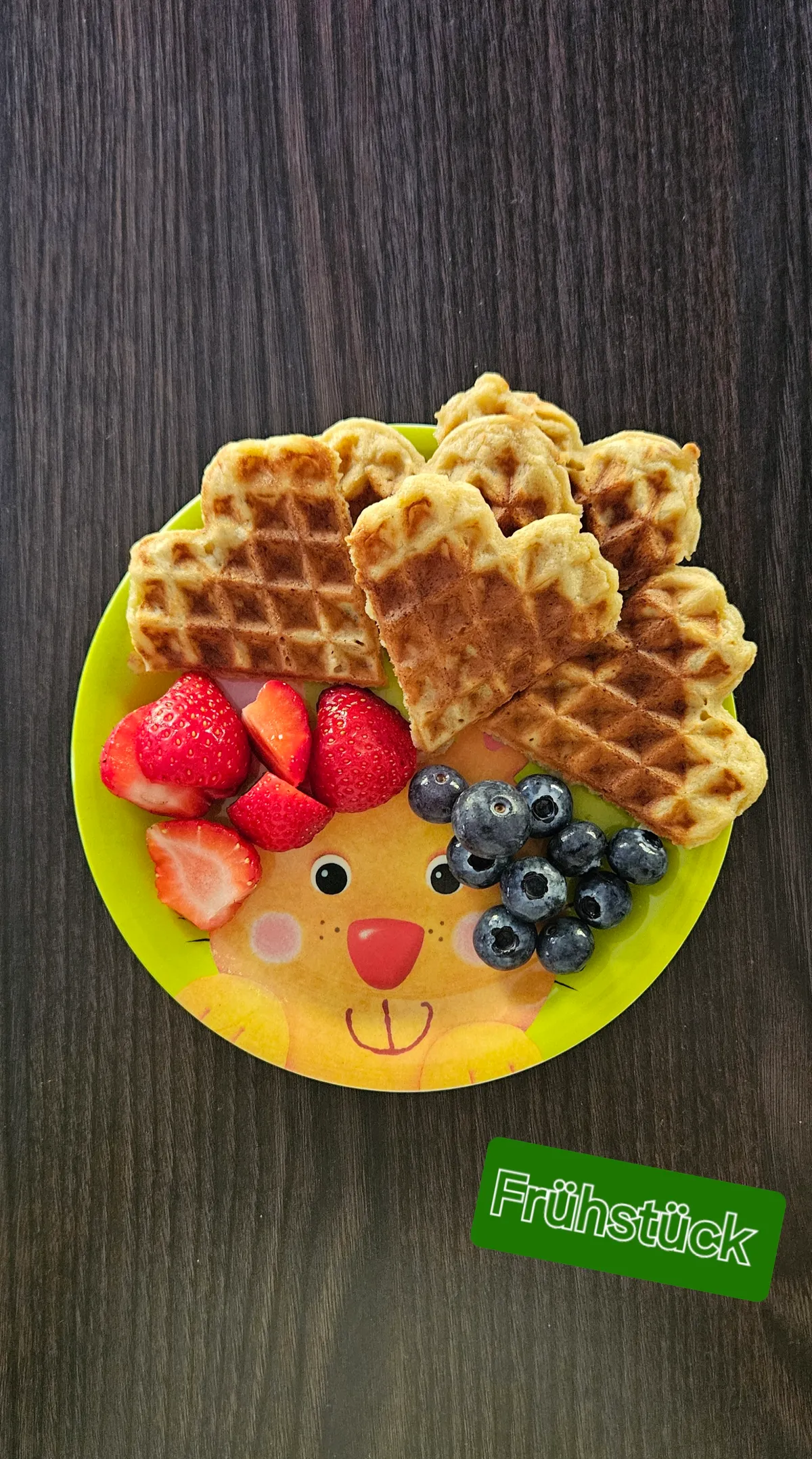 Frühstück mit Herzwaffeln und frischen Beeren – Gesunde und liebevolle Mahlzeiten bei Die Zwergdrachen
