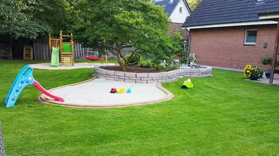 Großer Garten mit natürlichen Spielmöglichkeiten und sicherem Außenbereich für Kindertagespflege