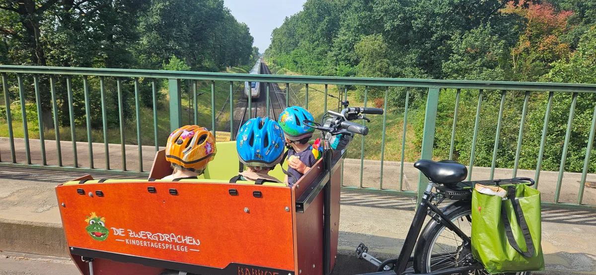 Krippenfahrrad mit Kindern auf Ausflug – sicheres Transportfahrrad für tägliche Entdeckungstouren in Celle