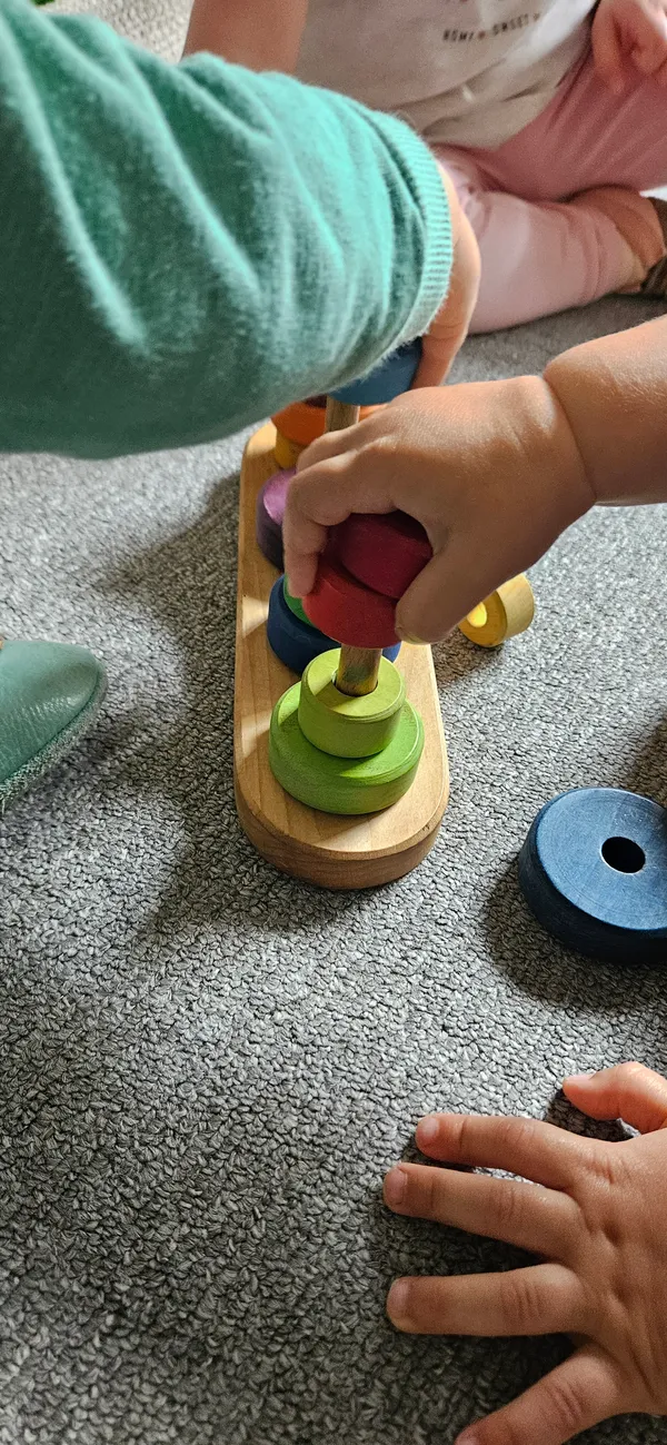 Stapelspiel mit Holzringen – Feinmotorik und Hand-Auge-Koordination für 12-24 Monate