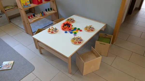 Altersgerechte Spielmaterialien für kreative Entwicklung und selbstständiges Lernen