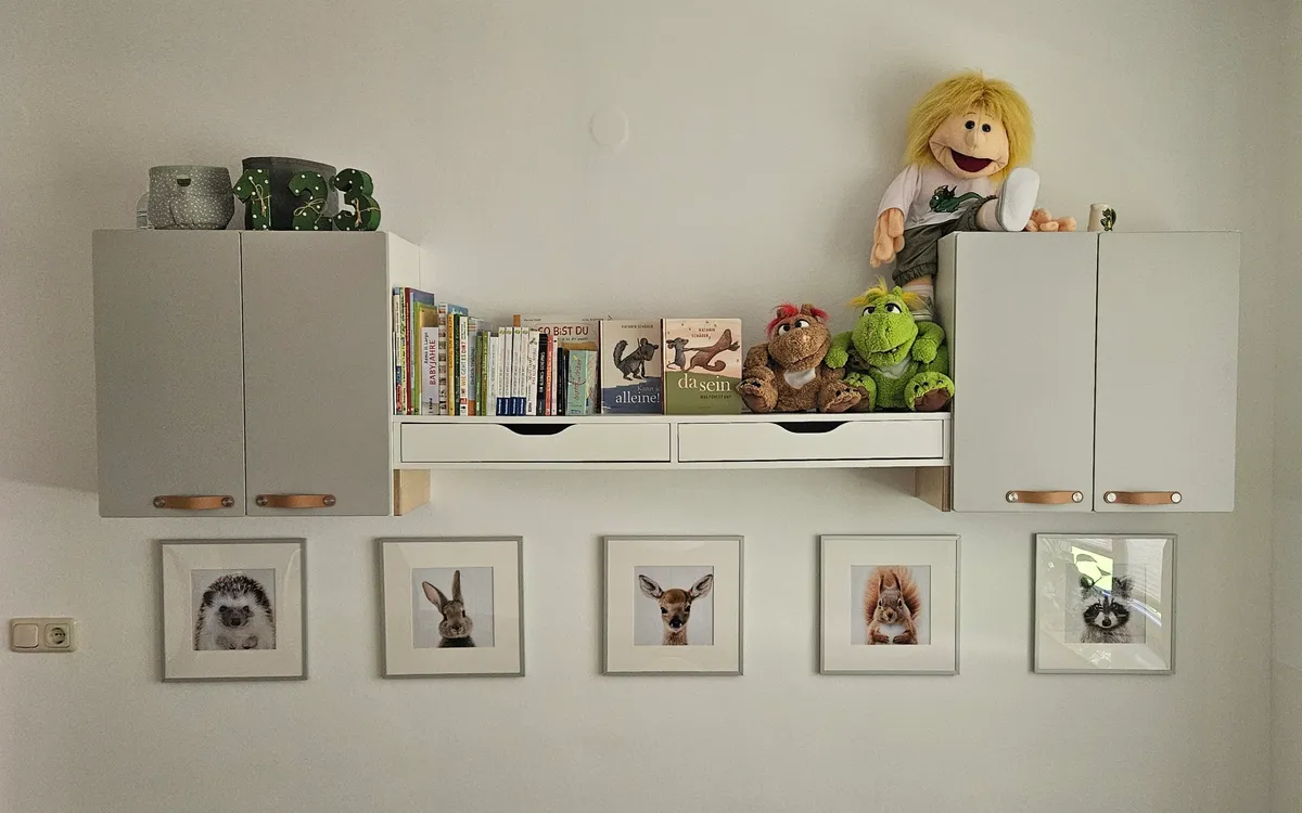 Wandregal mit Büchern und Handpuppe – Leseförderung und kreatives Spiel in der Kindertagespflege