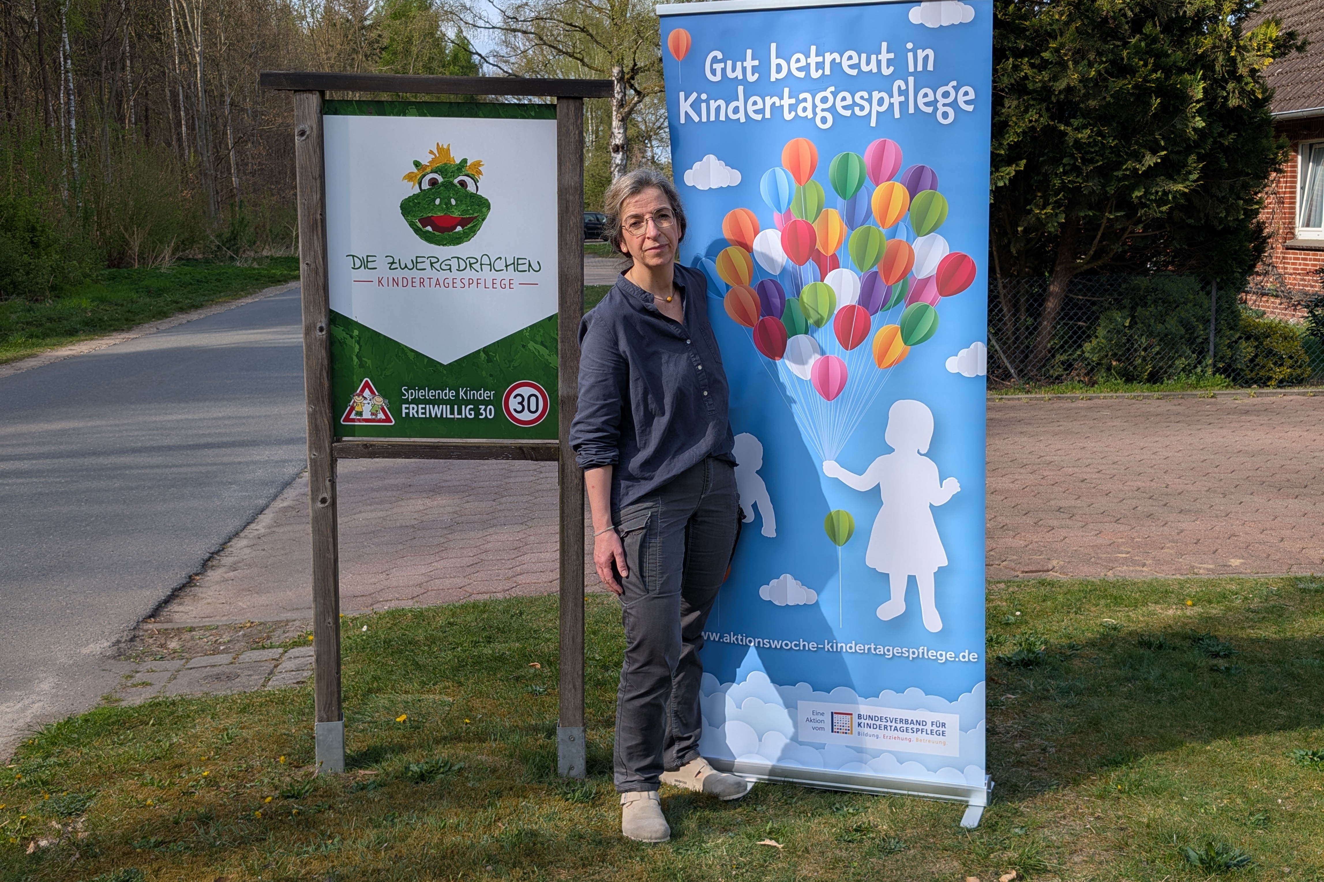 Qualifizierte Tagesmutter vor dem Eingang der Kindertagespflege Die Zwergdrachen in Celle