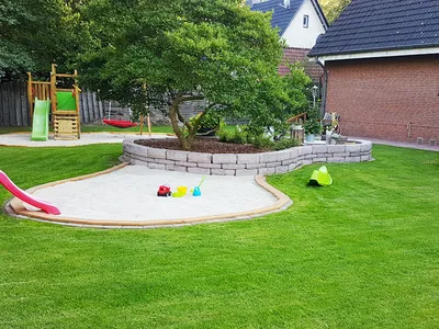 Großer Garten mit natürlichen Spielmöglichkeiten und sicherem Außenbereich für Kindertagespflege