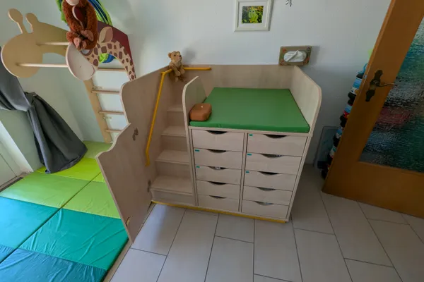 Indoor-Spielbereich mit Rutsche, Klettergerüst und sicheren Bewegungselementen