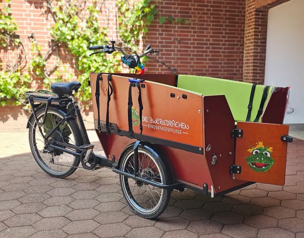 Naturspielplatz mit kindgerechten Spielmöglichkeiten im Freien