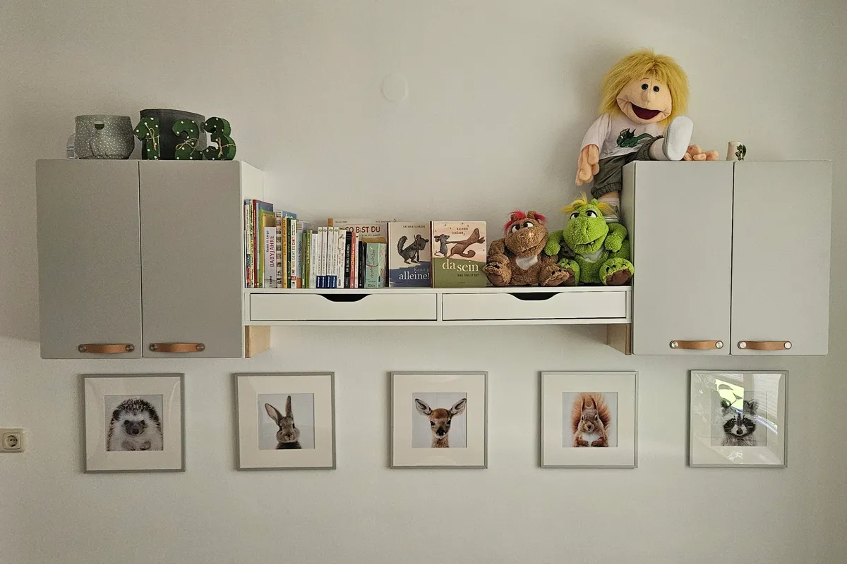 Wandregal mit Büchern und Handpuppe – Leseförderung und kreatives Spiel in der Kindertagespflege